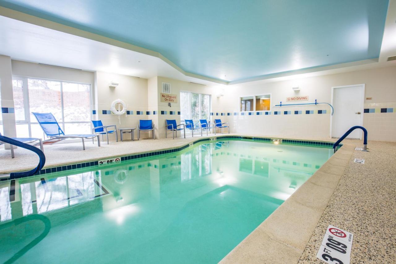 Towneplace Suites By Marriott Gilford Bagian luar foto