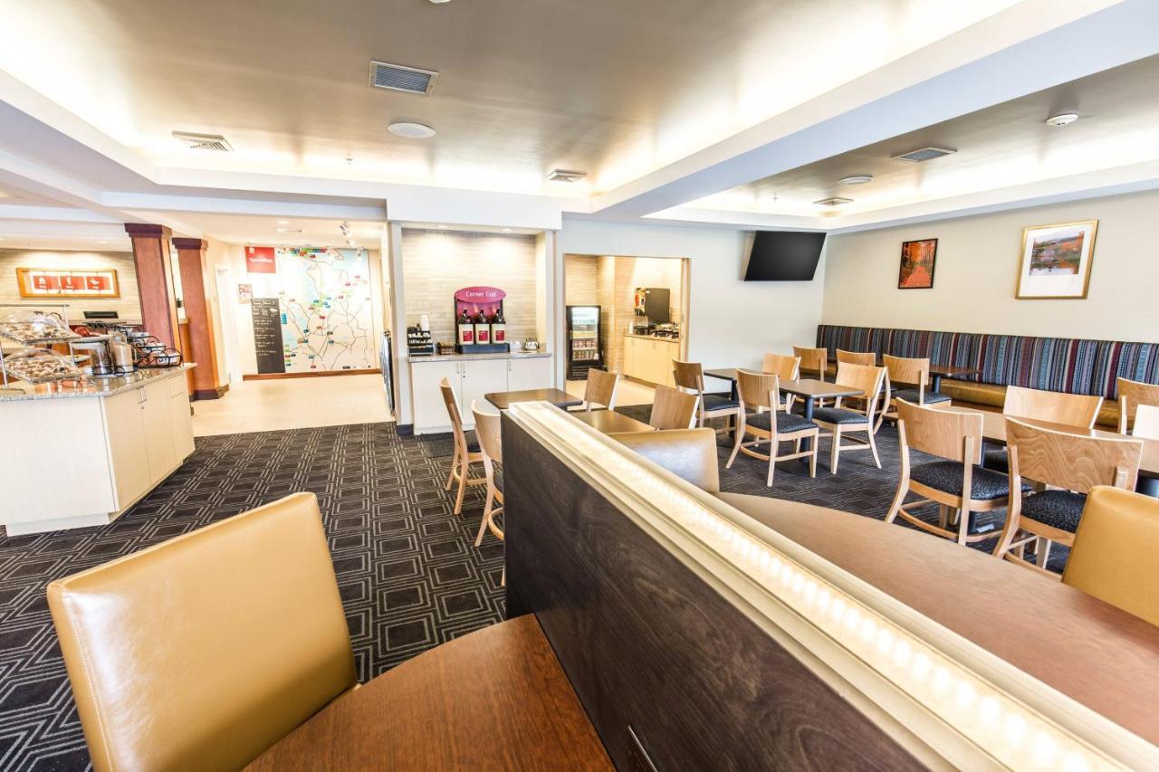 Towneplace Suites By Marriott Gilford Bagian luar foto