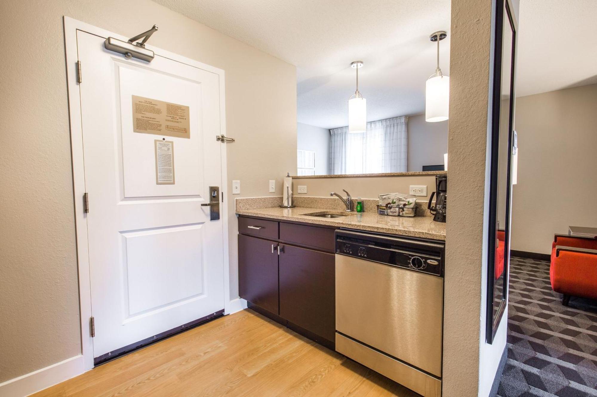 Towneplace Suites By Marriott Gilford Bagian luar foto