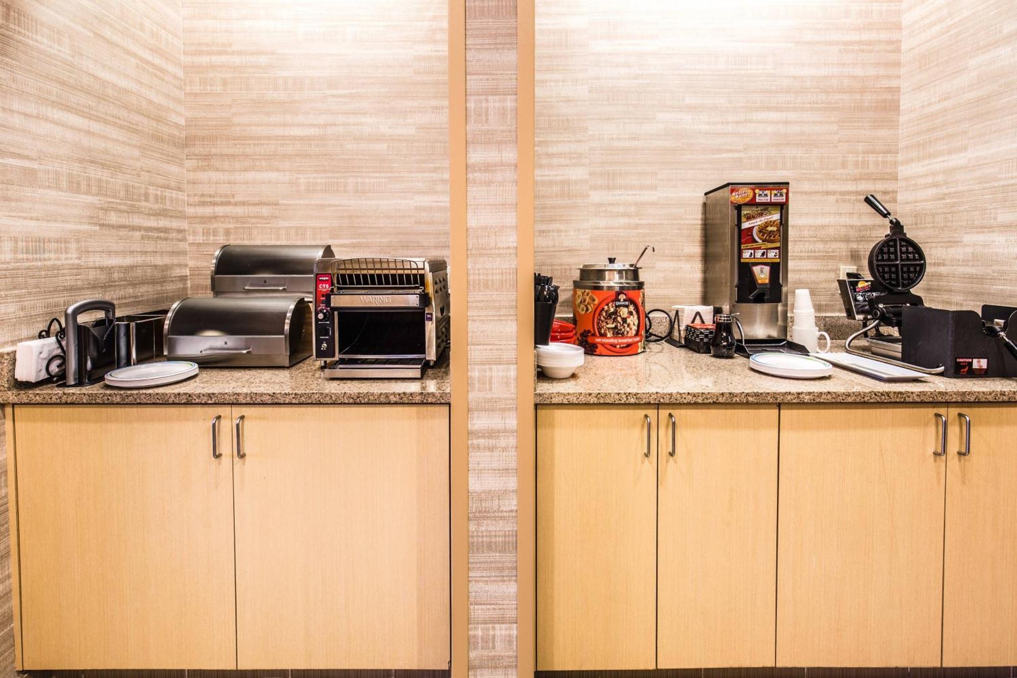 Towneplace Suites By Marriott Gilford Bagian luar foto