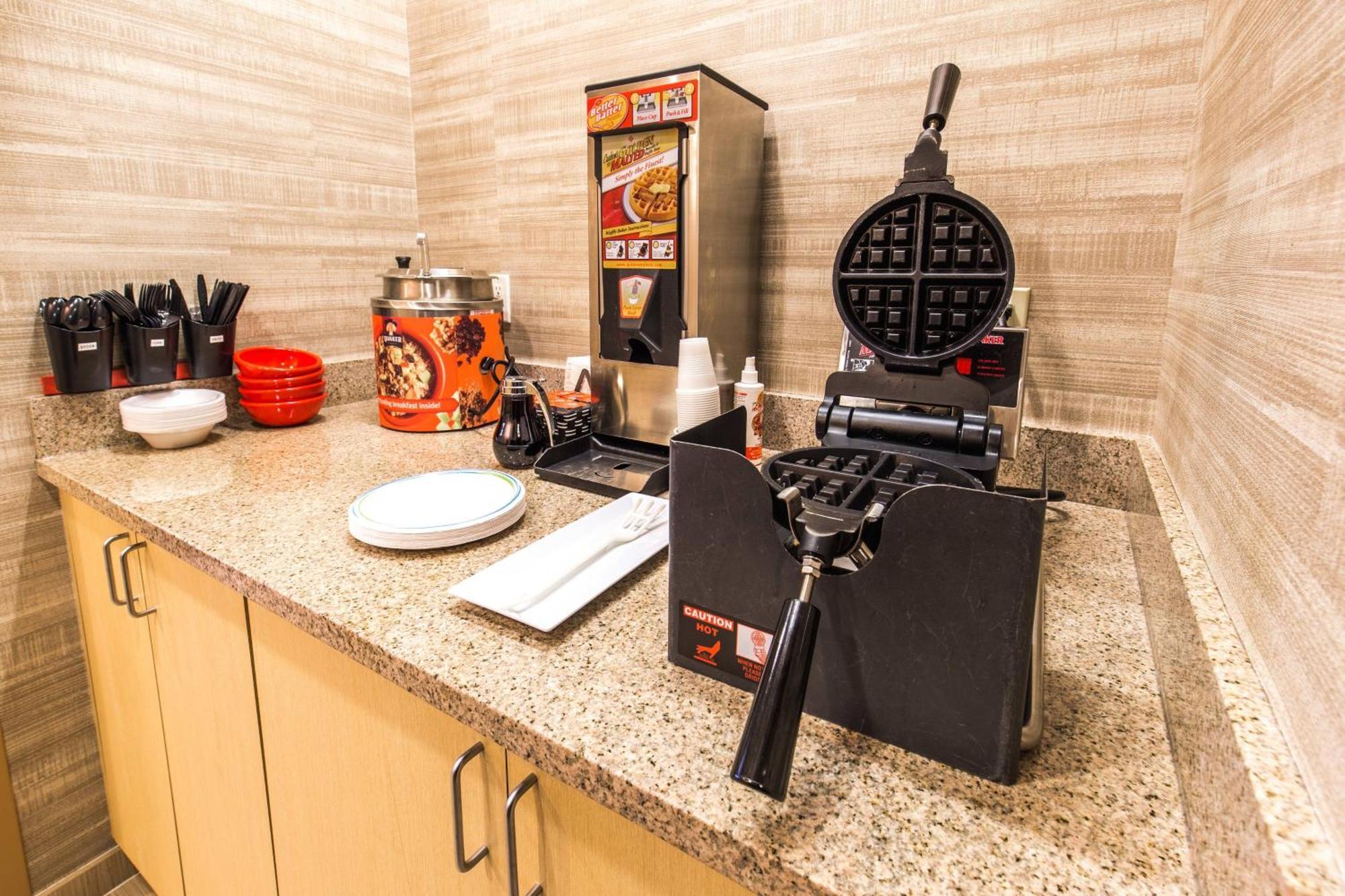 Towneplace Suites By Marriott Gilford Bagian luar foto