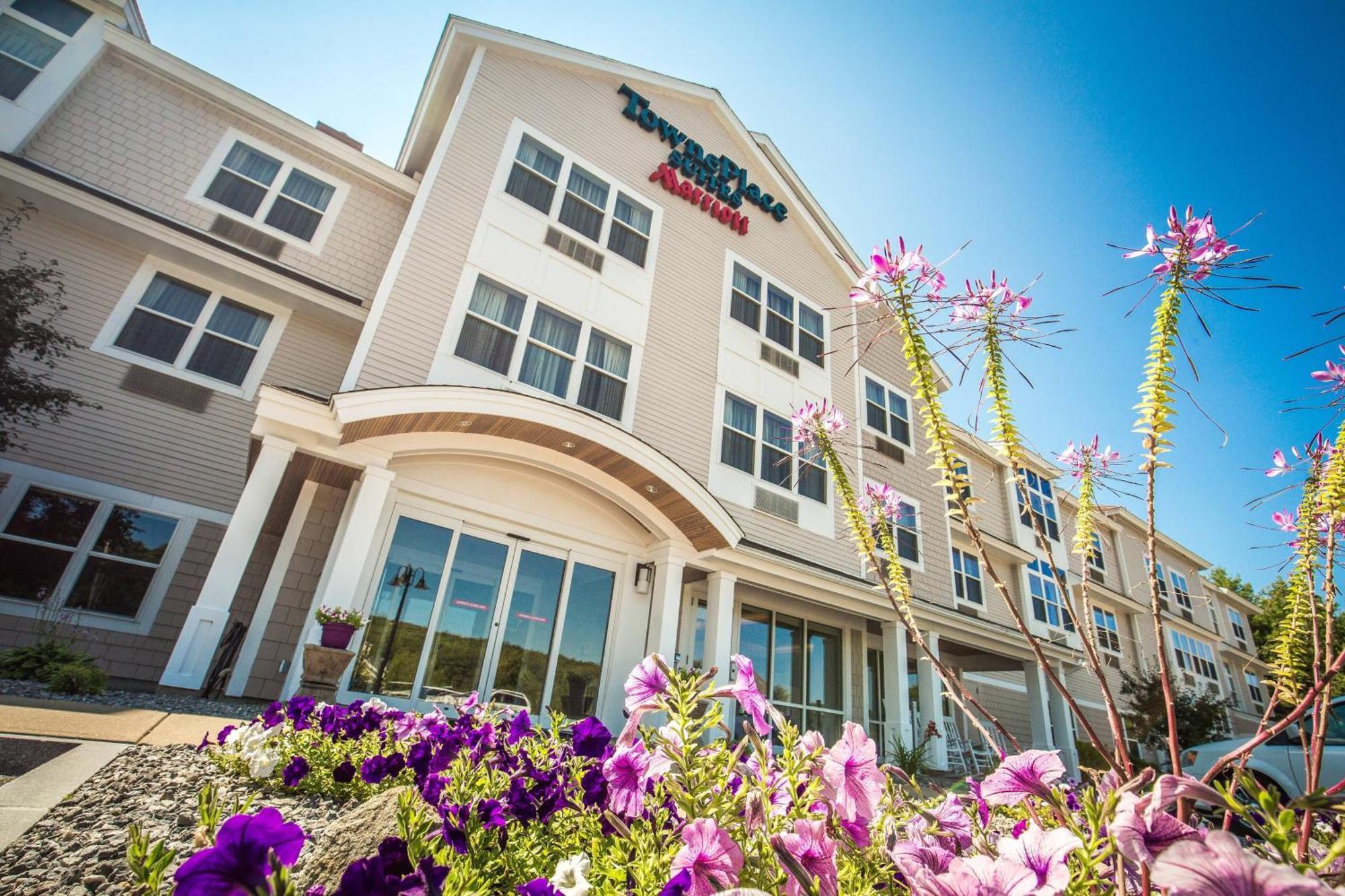Towneplace Suites By Marriott Gilford Bagian luar foto