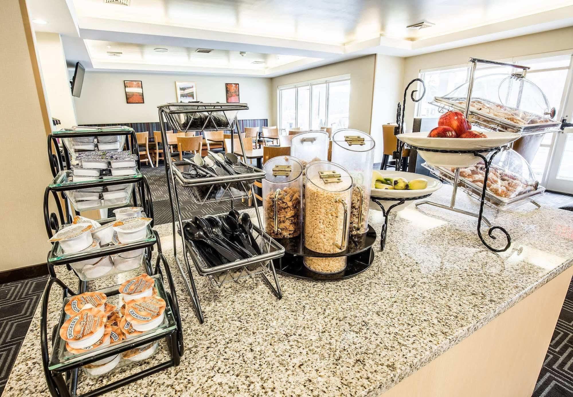 Towneplace Suites By Marriott Gilford Bagian luar foto