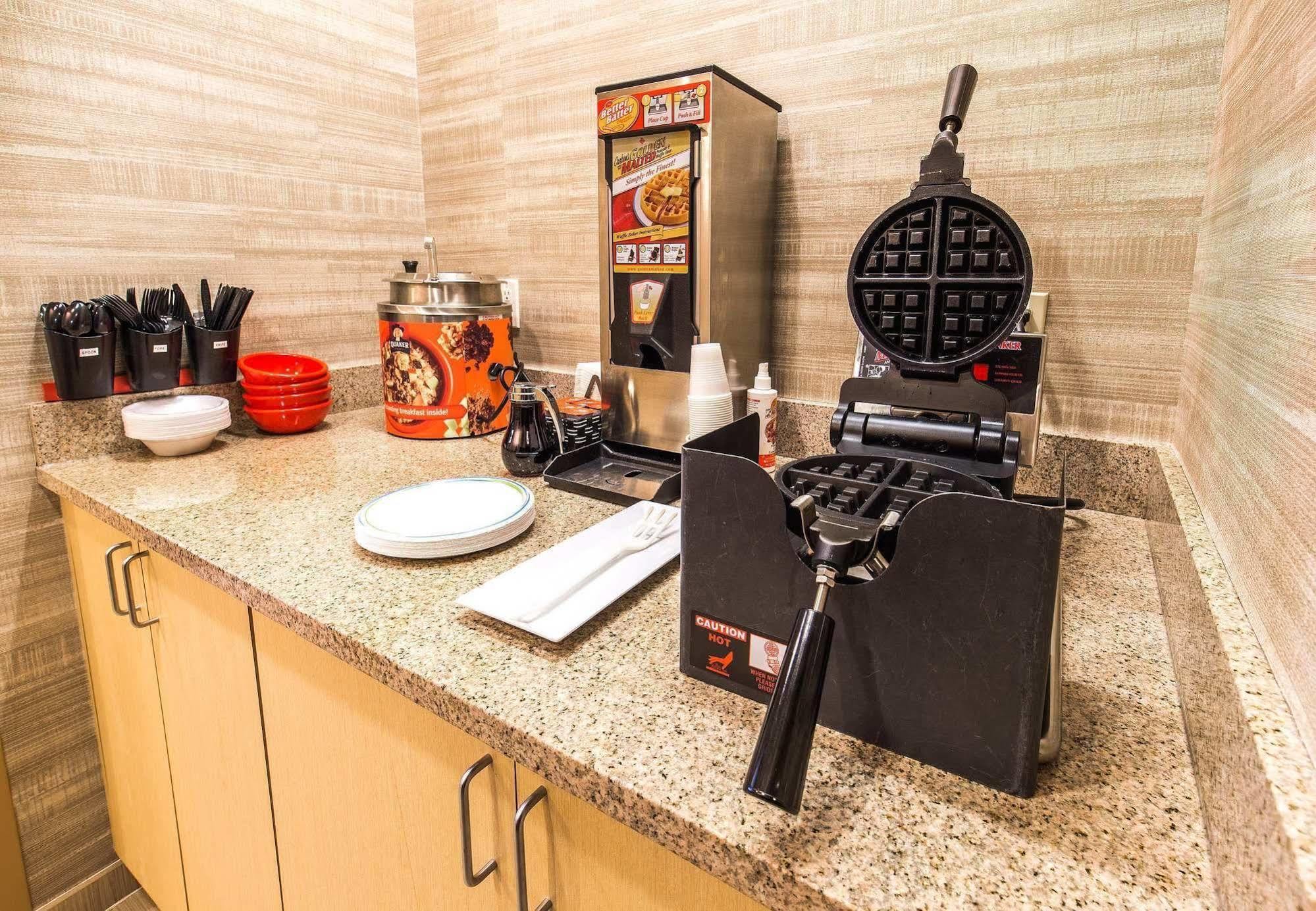 Towneplace Suites By Marriott Gilford Bagian luar foto