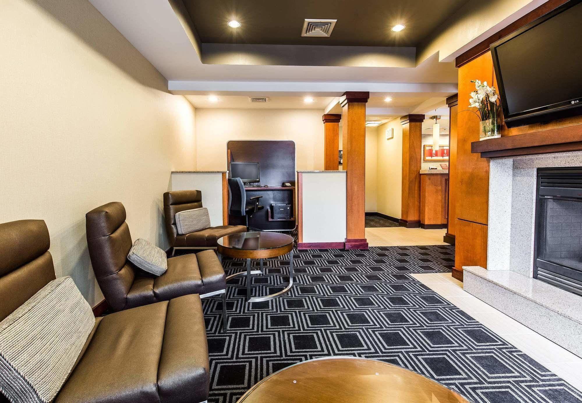 Towneplace Suites By Marriott Gilford Bagian luar foto