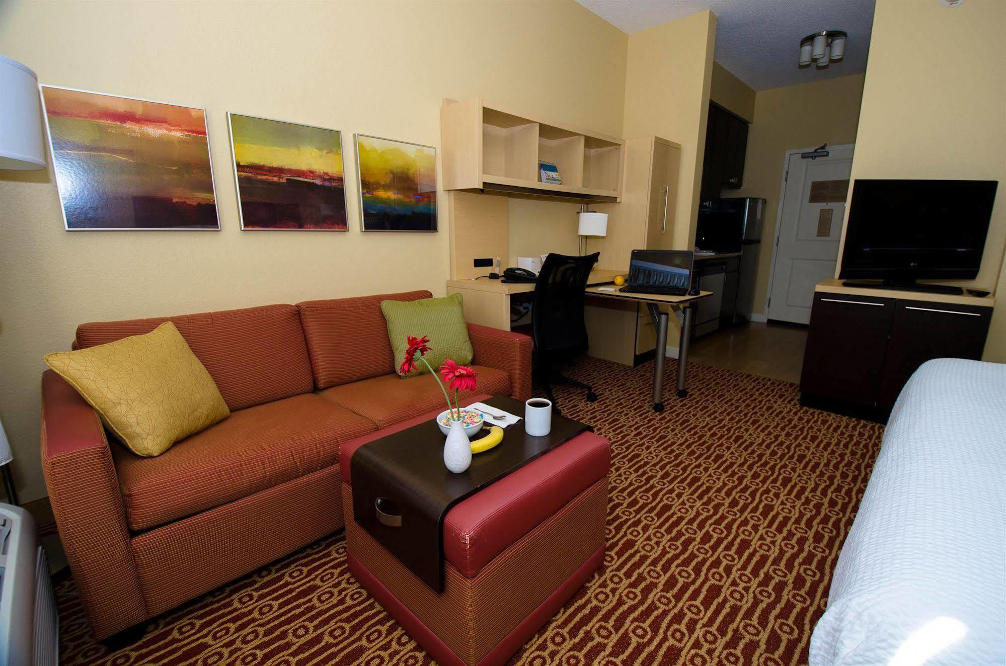 Towneplace Suites By Marriott Gilford Bagian luar foto