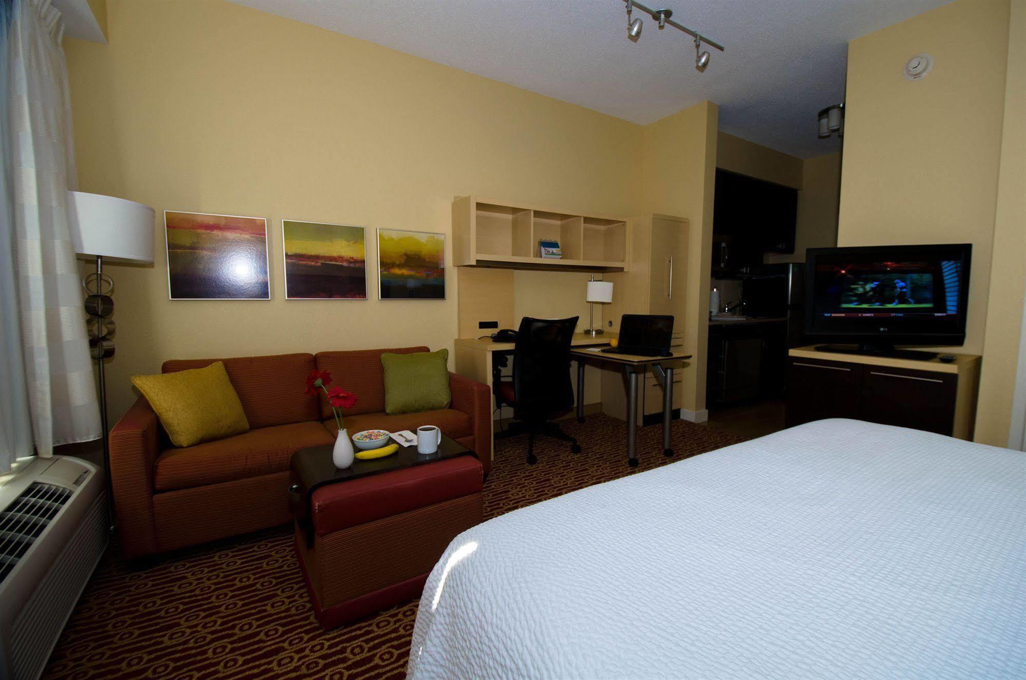 Towneplace Suites By Marriott Gilford Bagian luar foto
