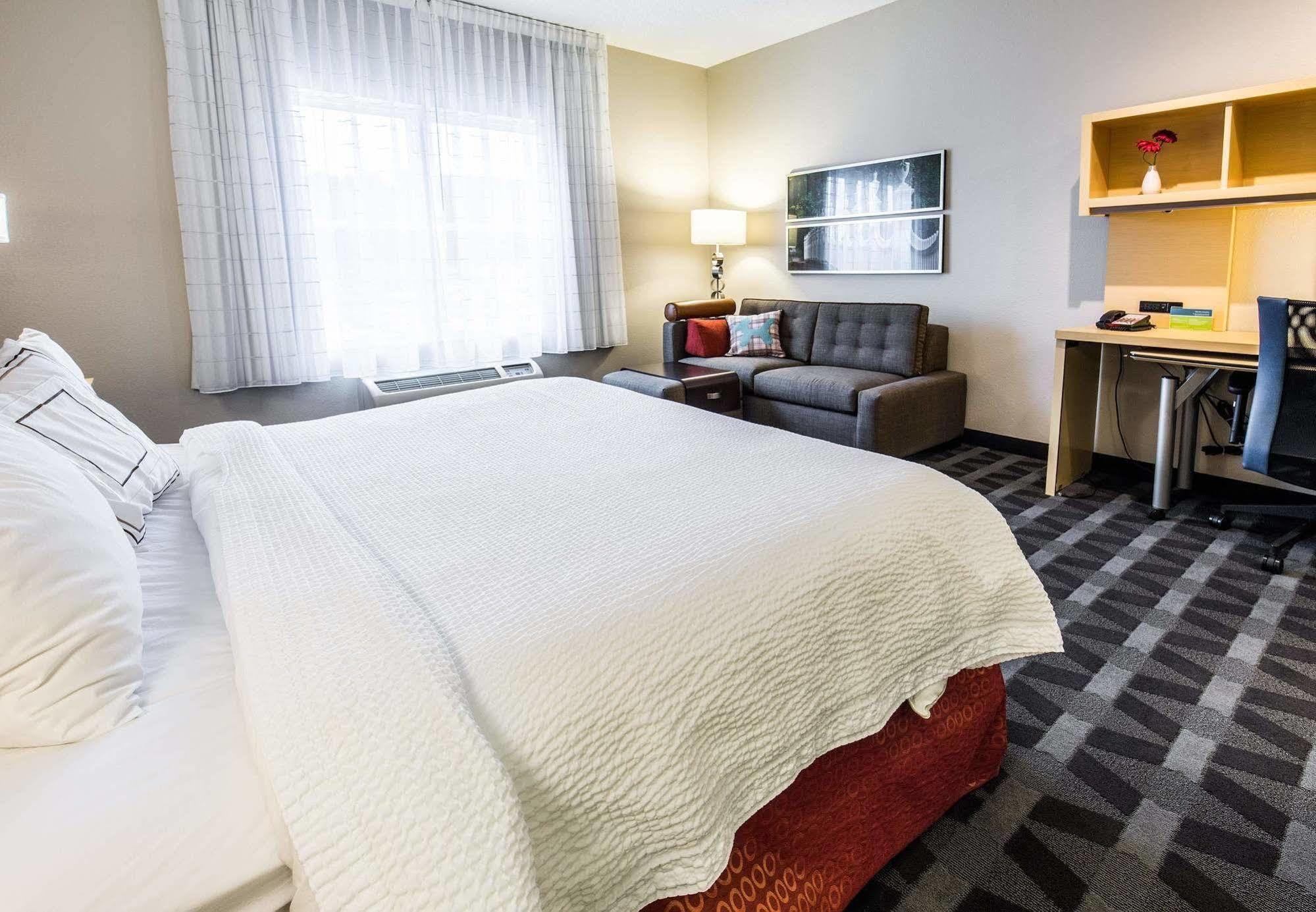 Towneplace Suites By Marriott Gilford Bagian luar foto