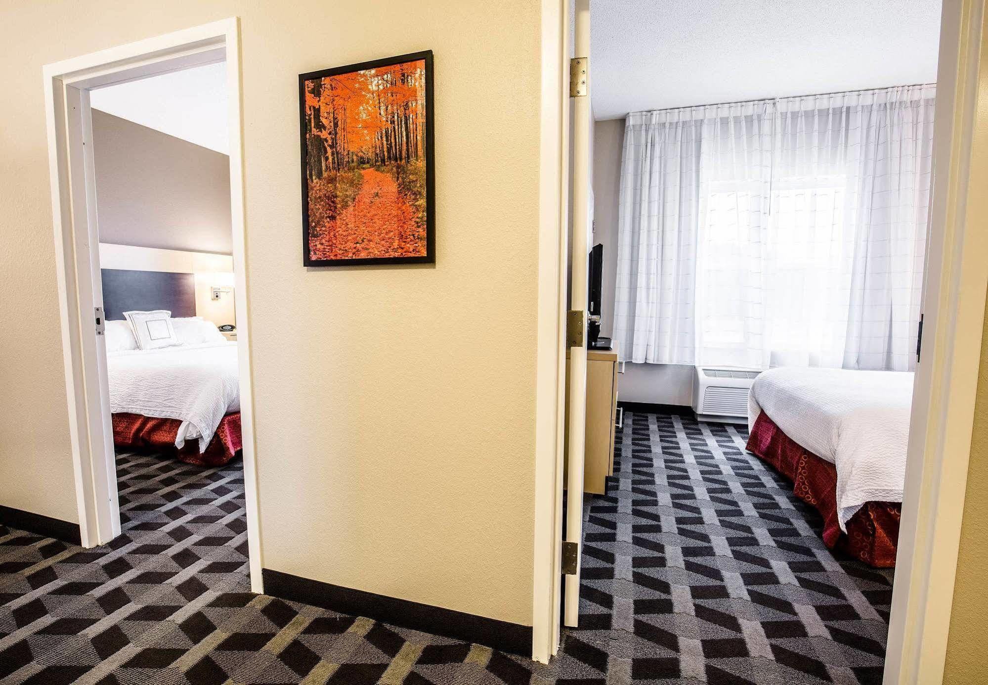 Towneplace Suites By Marriott Gilford Bagian luar foto