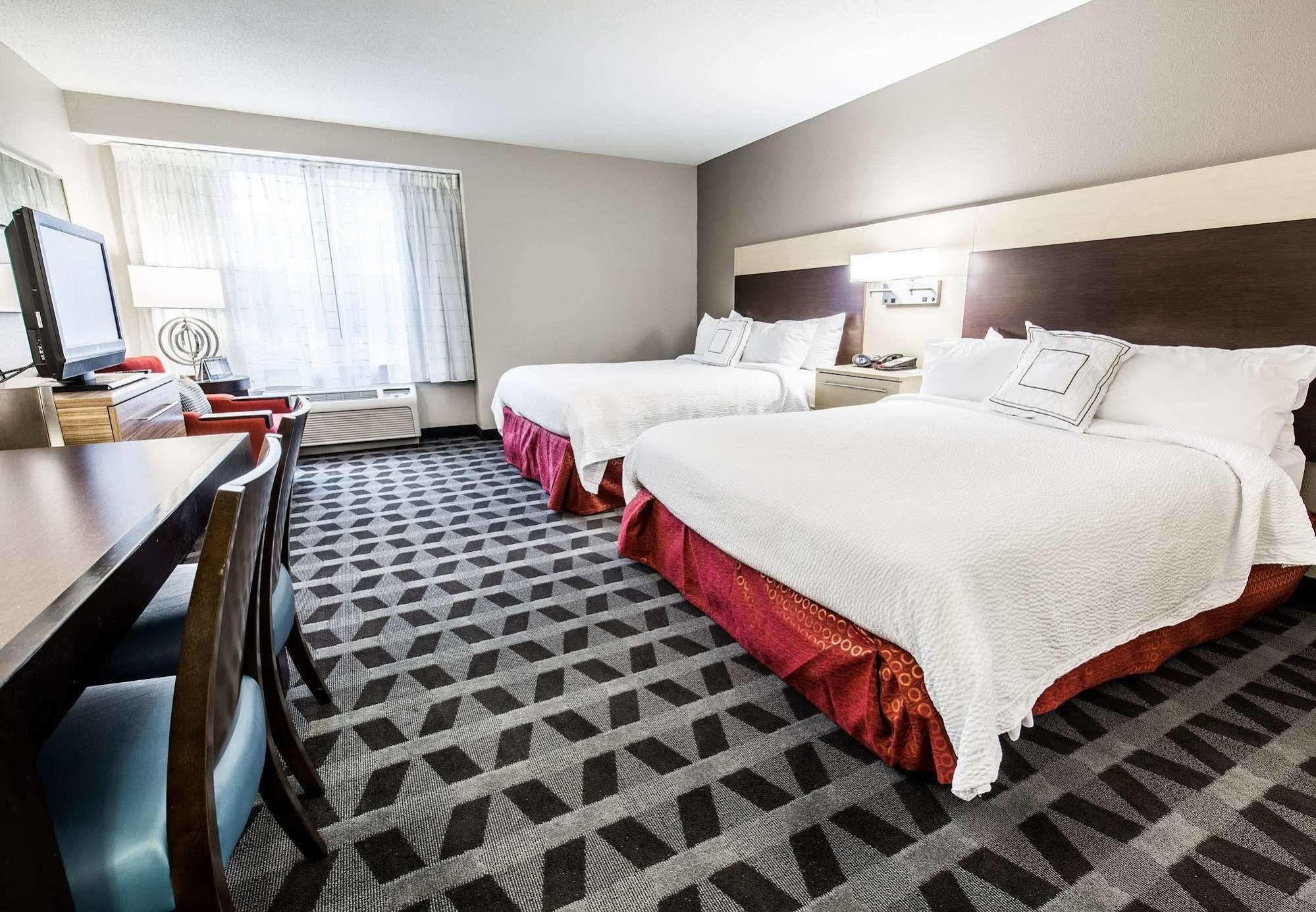 Towneplace Suites By Marriott Gilford Bagian luar foto